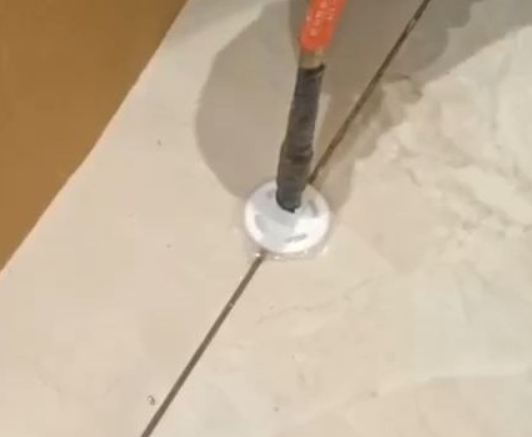 光泽瓷砖空鼓维修公司专业解答瓷砖在铺贴过程中，如果没有涂抹均匀到位的粘结材料（如水泥砂浆或瓷砖胶），可能会导致以下问题