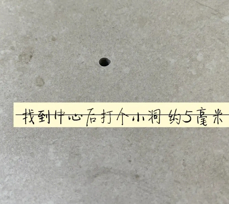 光泽瓷砖空鼓维修公司专业解答在瓷砖铺贴过程中，如果砂料搅拌不均匀，将会带来以下问题