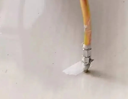 光泽瓷砖空鼓维修公司专业解答在瓷砖铺贴过程中，如果使用的砂料过粗（如全部使用了粗砂），可能会导致以下问题
